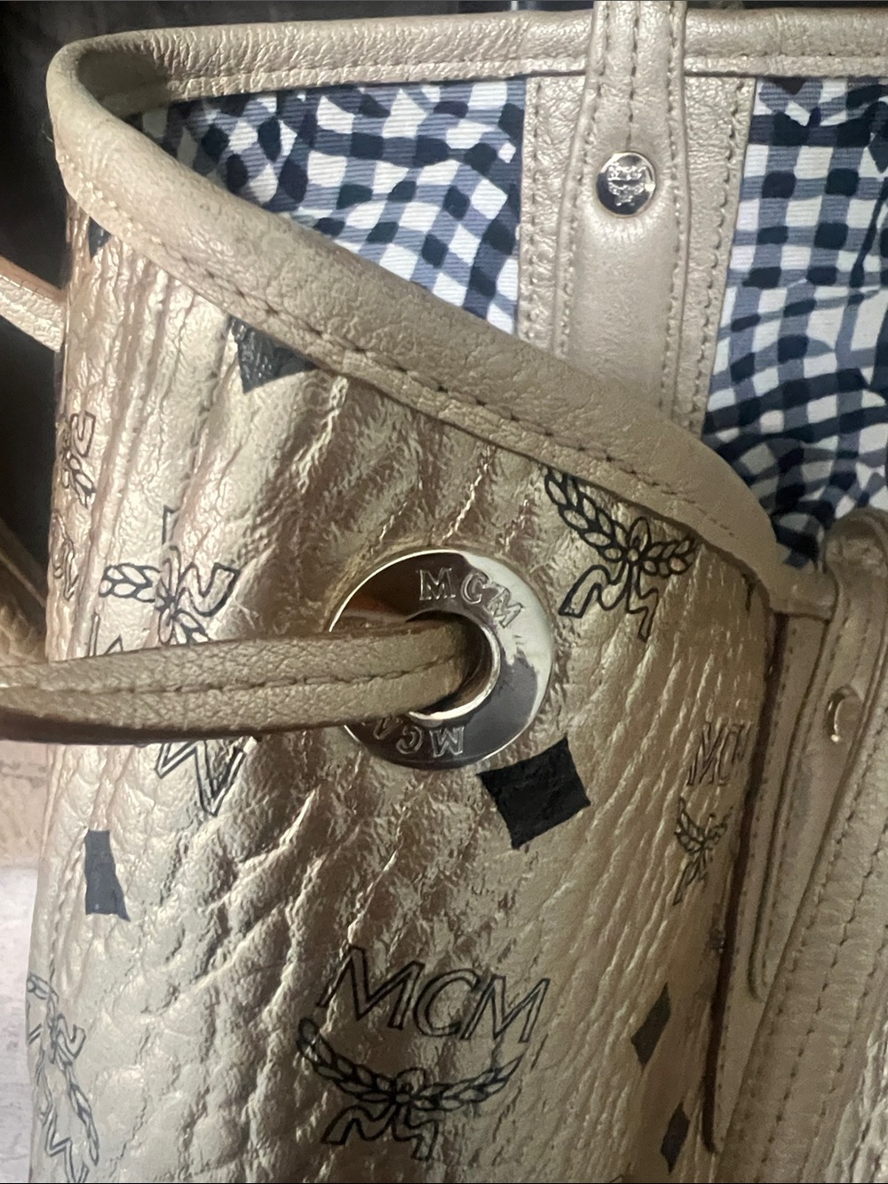 MCM Metallic Gold Logo-Print Tote Bag - Picture 7 of 13